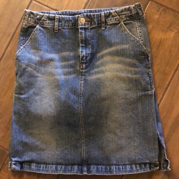 American Eagle Outfitters Dresses & Skirts - American Eagle Women’s distressed denim skirt size 6